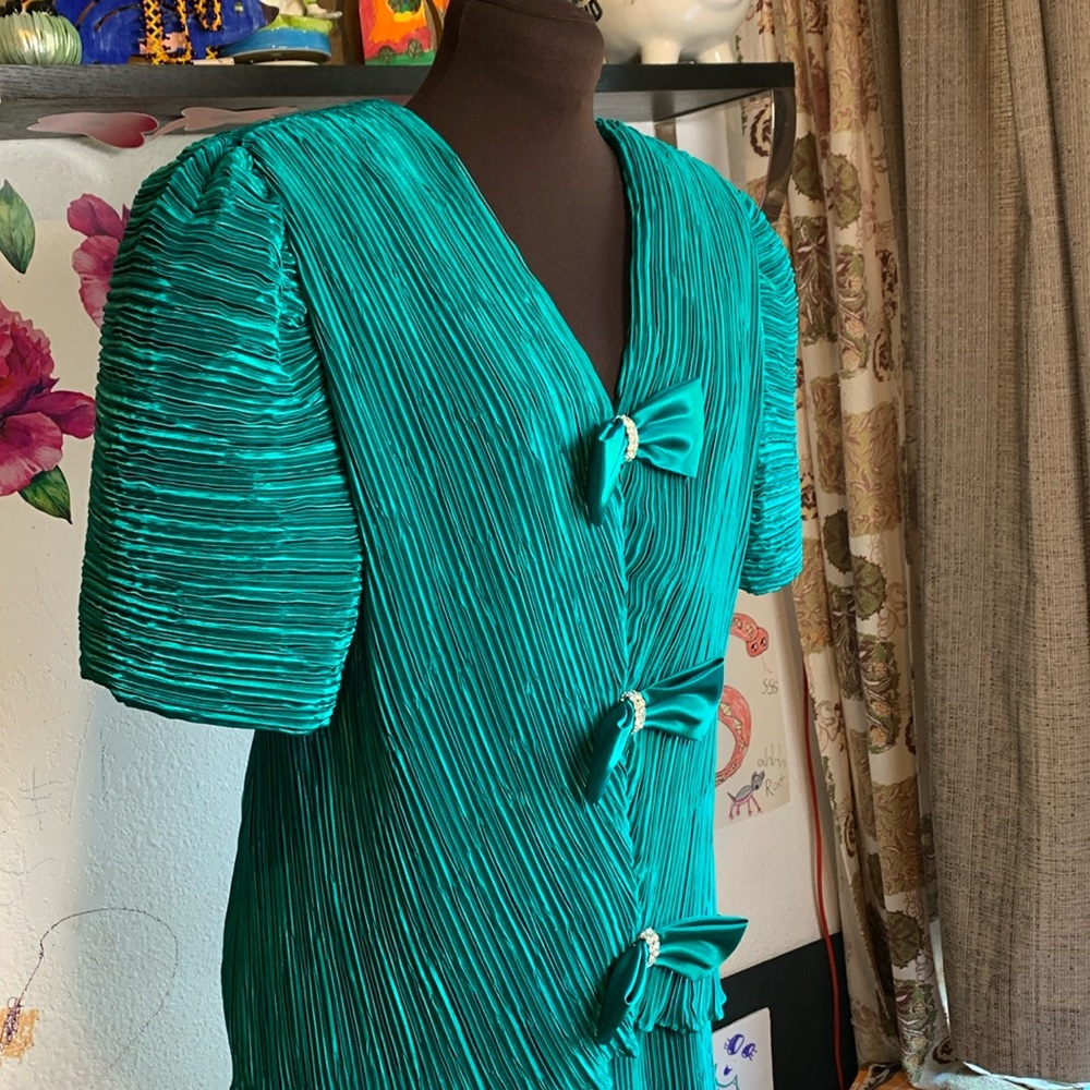 Vintage 1980’s Katherine Lindsay by Matthew, green plisse skirt suit set Size 18